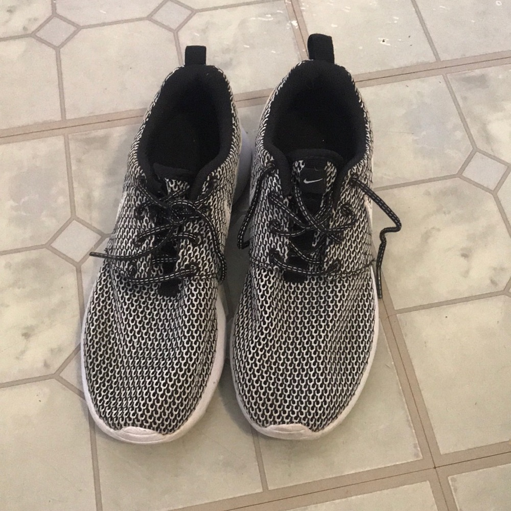 Nike running shoes size 4